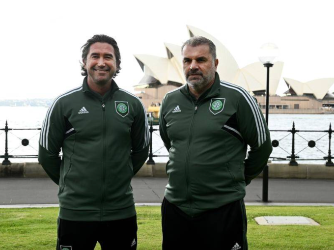 Trợ lý Harry Kewell (trái) và HLV Ange Postecoglou (phải) của Celtic mùa 2022-2023 tại Sydney, Australia. Ảnh: AAP