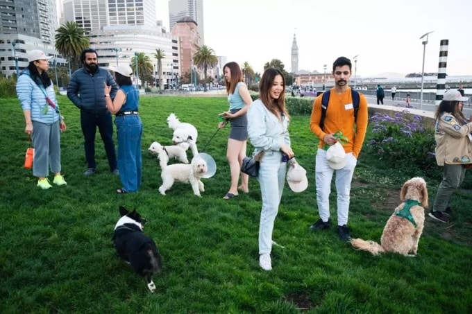 Những người nuôi chó tụ tập trên một bãi cỏ gần sông ở San Francisco hồi tháng 10/2025. Ảnh: San Francisco Standard
