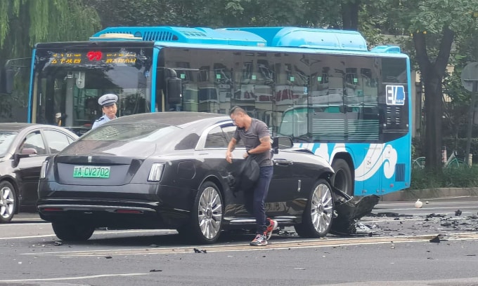 Chiếc xe siêu sang nằm bên làn đường ngược chiều, mảnh vỡ văng khắp mặt đường phía trước. Ảnh: 1024commissioner
