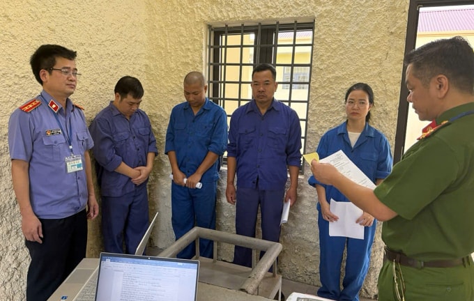 Công an và VKS thi hành quyết định tố tụng với ông Hoàng Văn Huấn (thứ 3 từ phải sang) cùng các bị can khác. Ảnh: Linh Đan