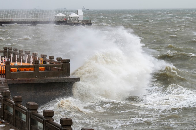 Sóng biển vỗ vào bờ khi bão Matmo đổ bộ vào Bắc Hải, Quảng Tây ngày 5/10. Ảnh: VCG