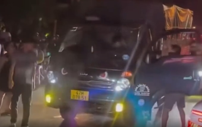Người đàn ông tới giật cửa tấn công tài xế Sơn sau va chạm. Ảnh: Người dân cung cấp