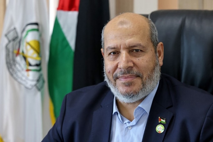 Ông Khalil al-Hayya tại văn phòng ở Gaza City hồi năm 2021. Ảnh: AFP