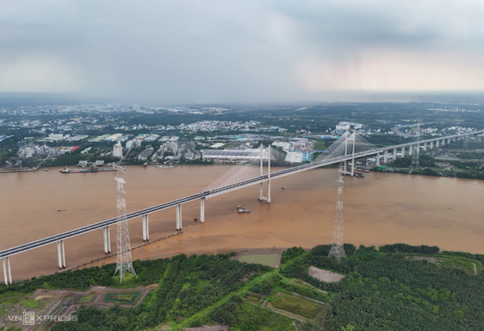 Cầu Bình Khánh trên cao tốc Bến Lức - Long Thành cơ bản hoàn thành sau 10 năm, nối Nhà Bè và Cần Giờ qua sông Soài Rạp, vốn hơn 2.800 tỷ đồng. Ảnh: Quỳnh Trần