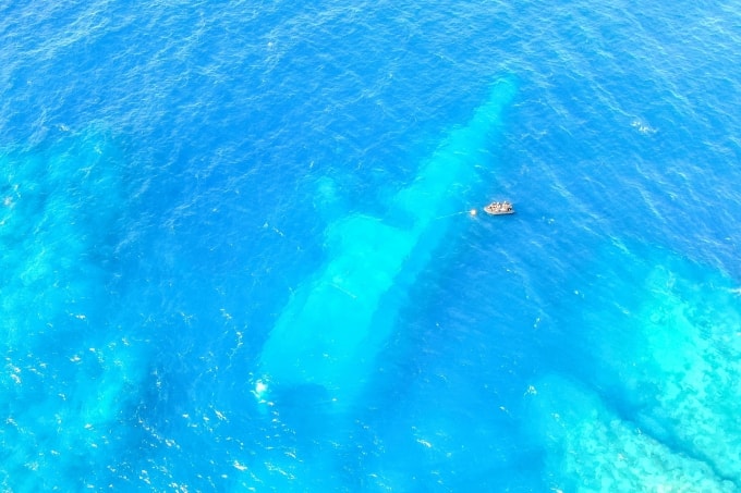 In this photo provided by the New Zealand Defence Force, divers survey the area around HMNZS Manawanui on the southern coast of Upulo, Samoa, after the Manawanui ran aground and sank on Oct. 6, 2024. AP