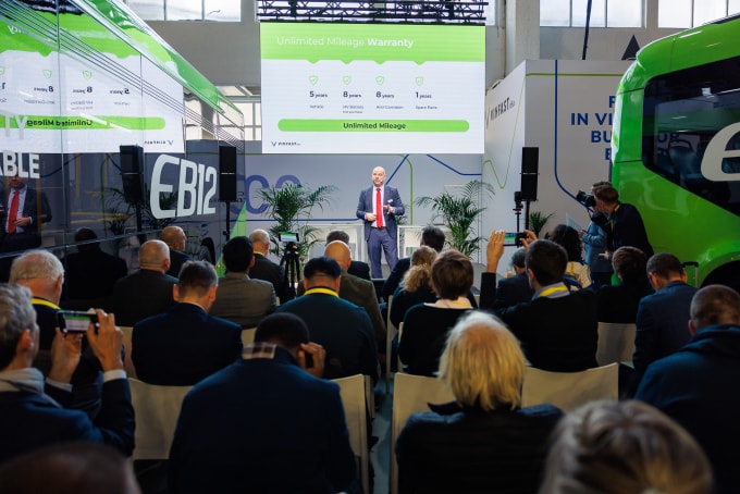 Đại diện VinFast giới thiệu hai dòng bus điện tại triển lãm Busworld Europe 2025. Ảnh: VinFast