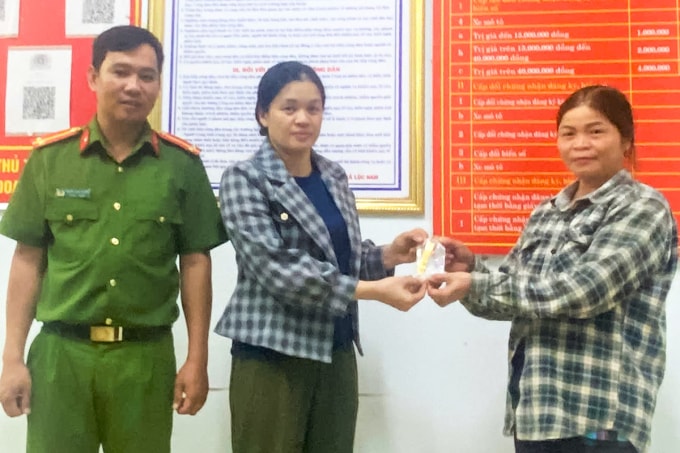 Chị Mai (bên trái) trao lắc vàng cho bà Thúy. Ảnh: Hoài Thanh