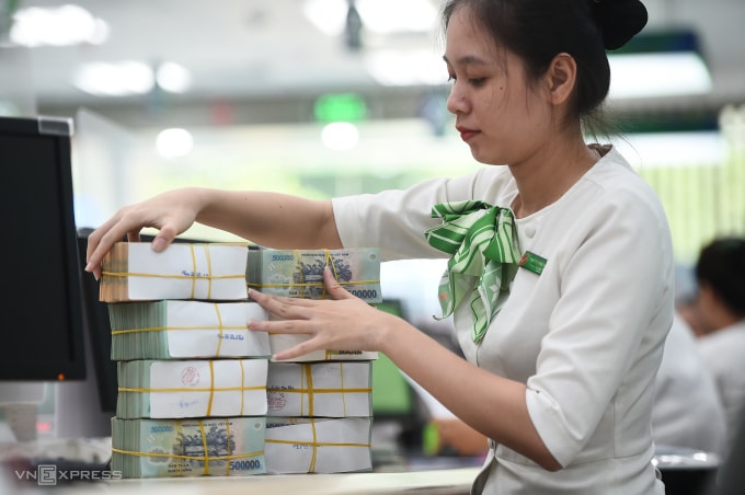 Giao dịch viên ngân hàng tại TP HCM- nhóm ngành ghi nhận thu nhập bình quân lao động tăng 8,4% trong quý III năm nay. Ảnh: Thanh Tùng
