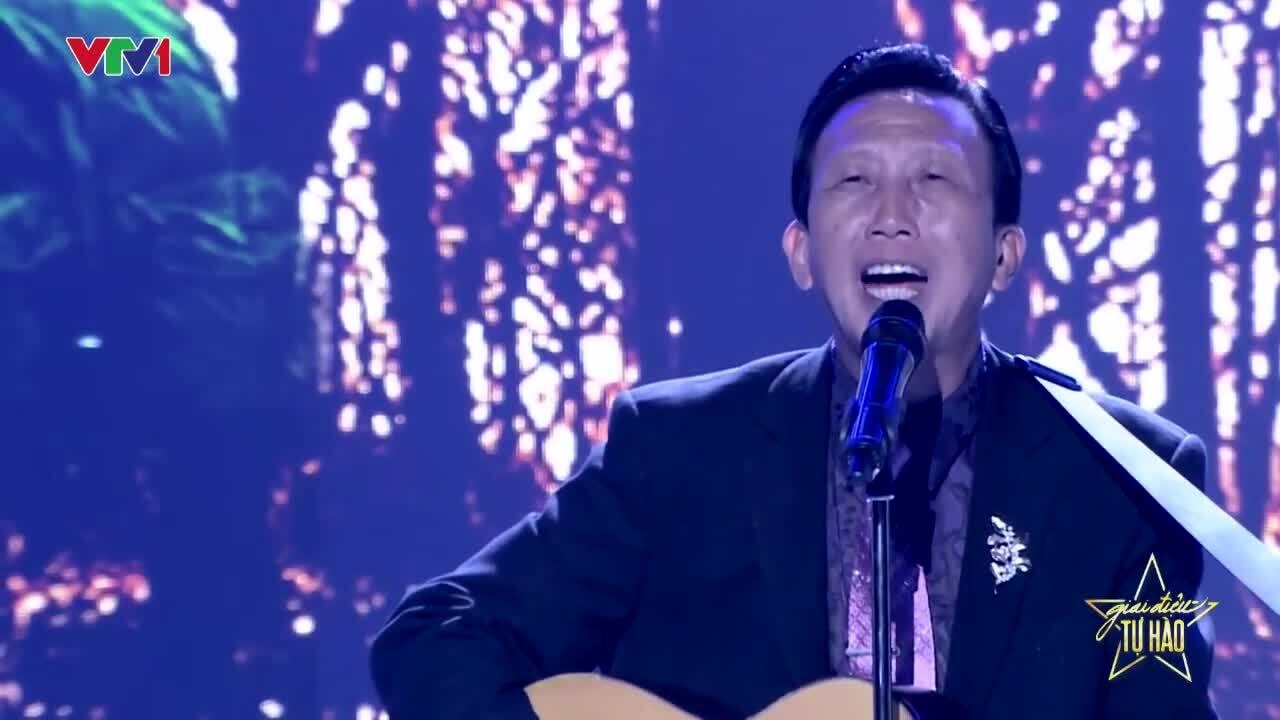 Nhạc sĩ Thế Hiển hát