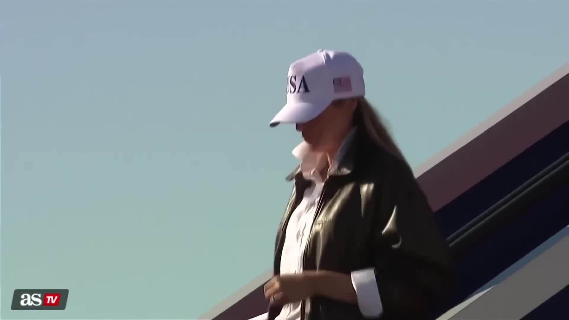 Bà Melania Trump diện phong cách 'Top Gun'