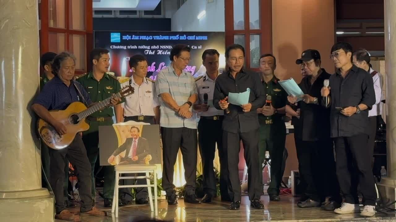 Nhóm nghệ sĩ và lực lượng chiến sĩ hòa giọng trong ca khúc