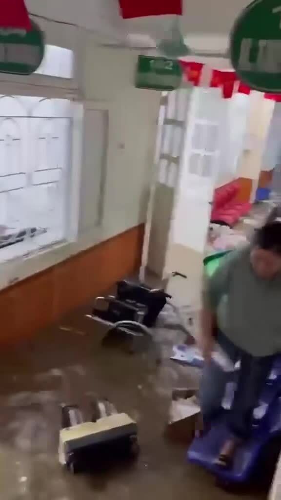 Bệnh viện Đa khoa Thảo Nguyên chìm trong biển nước