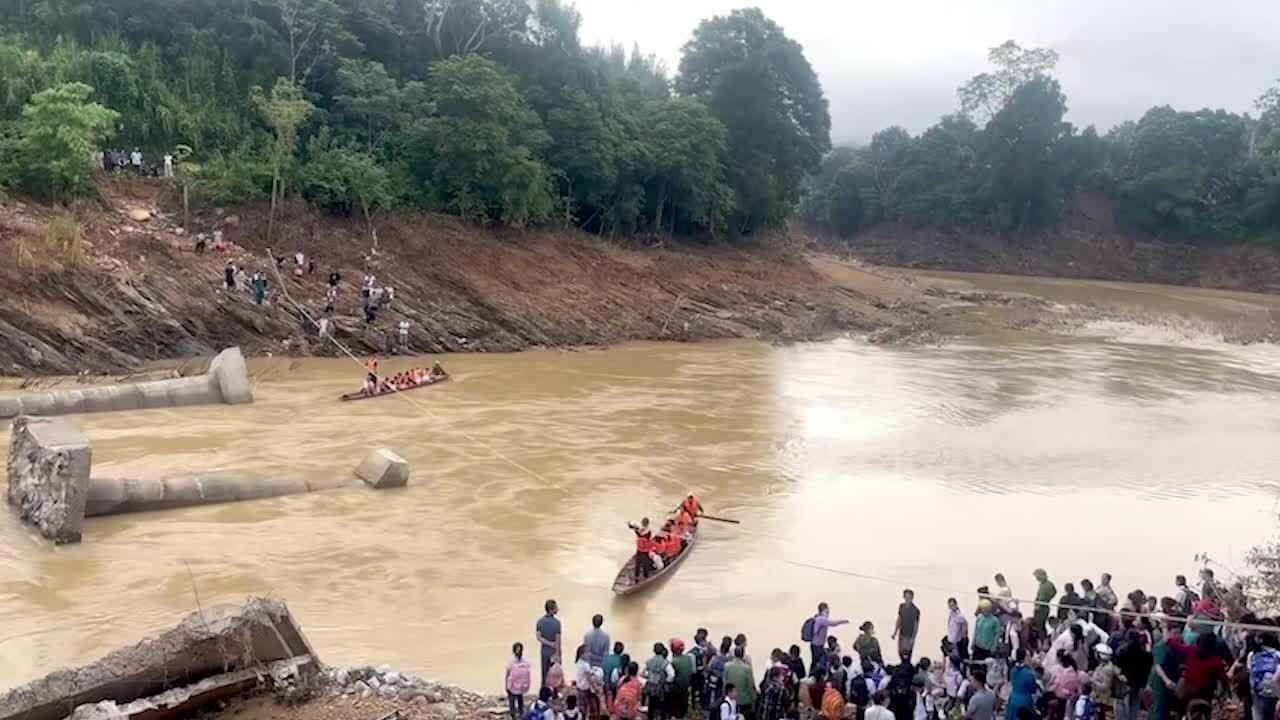Bắc ròng rọc đưa học sinh và giáo viên vượt suối đến trường