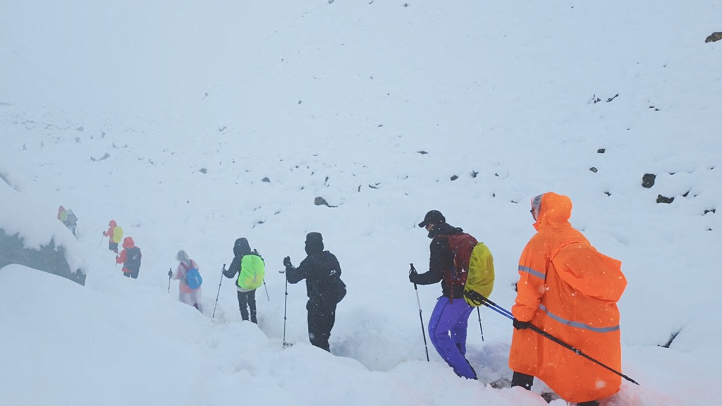 Hàng trăm du khách kẹt giữa bão tuyết Himalaya
