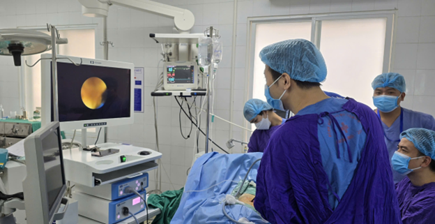 Người phụ nữ 33 tuổi đau tức thắt lưng, tiểu buốt, bác sĩ gắp ra thứ "đáng sợ" bên trong- Ảnh 2.