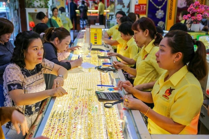 Giá vàng sẽ “hạ nhiệt” khi bỏ độc quyền vàng miếng? - Ảnh 1.