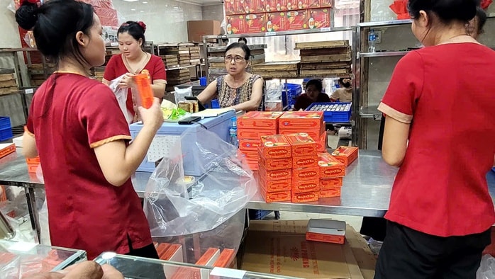 Siêu thị giảm giá bánh trung thu sắp hết mùa , mua 1 tặng 1 hấp dẫn - Ảnh 4. Siêu thị giảm giá bánh trung thu sắp hết mùa , mua 1 tặng 1 hấp dẫn - Ảnh 4.