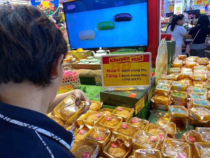Siêu thị giảm giá bánh trung thu sắp hết mùa , mua 1 tặng 1 hấp dẫn - Ảnh 1. Siêu thị giảm giá bánh trung thu sắp hết mùa , mua 1 tặng 1 hấp dẫn - Ảnh 1.