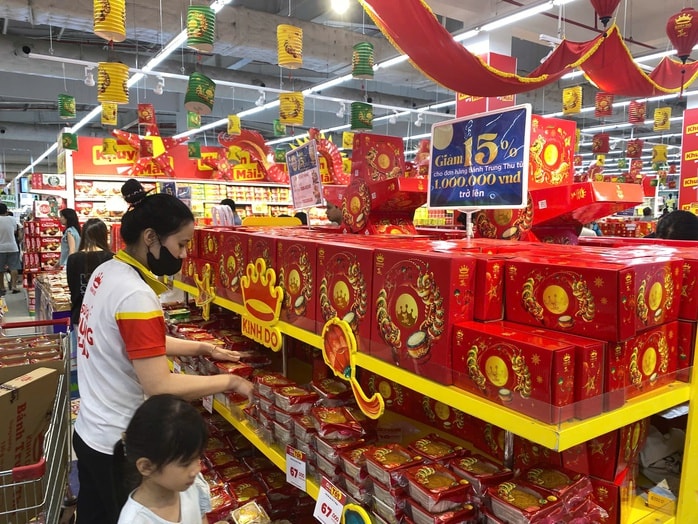 Siêu thị giảm giá bánh trung thu sắp hết mùa , mua 1 tặng 1 hấp dẫn - Ảnh 2. Siêu thị giảm giá bánh trung thu sắp hết mùa , mua 1 tặng 1 hấp dẫn - Ảnh 2.