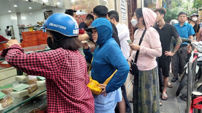 Siêu thị giảm giá bánh trung thu sắp hết mùa , mua 1 tặng 1 hấp dẫn - Ảnh 5. Siêu thị giảm giá bánh trung thu sắp hết mùa , mua 1 tặng 1 hấp dẫn - Ảnh 5.
