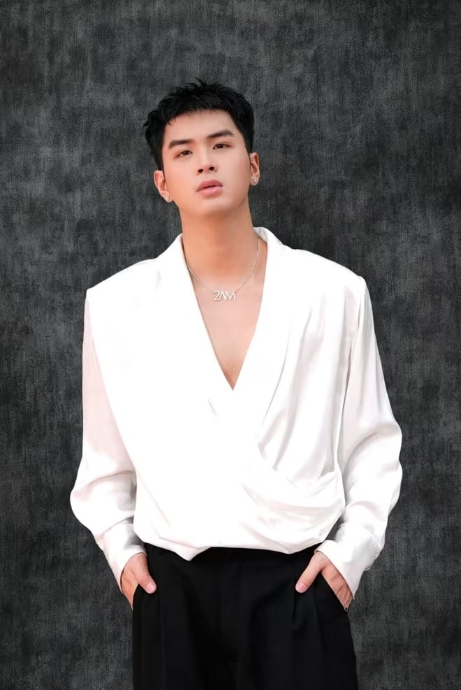 Điều không thể ngờ về diễn viên 'nam thần' đang gây tranh cãi trong 'Gió ngang khoảng trời xanh'- Ảnh 1.