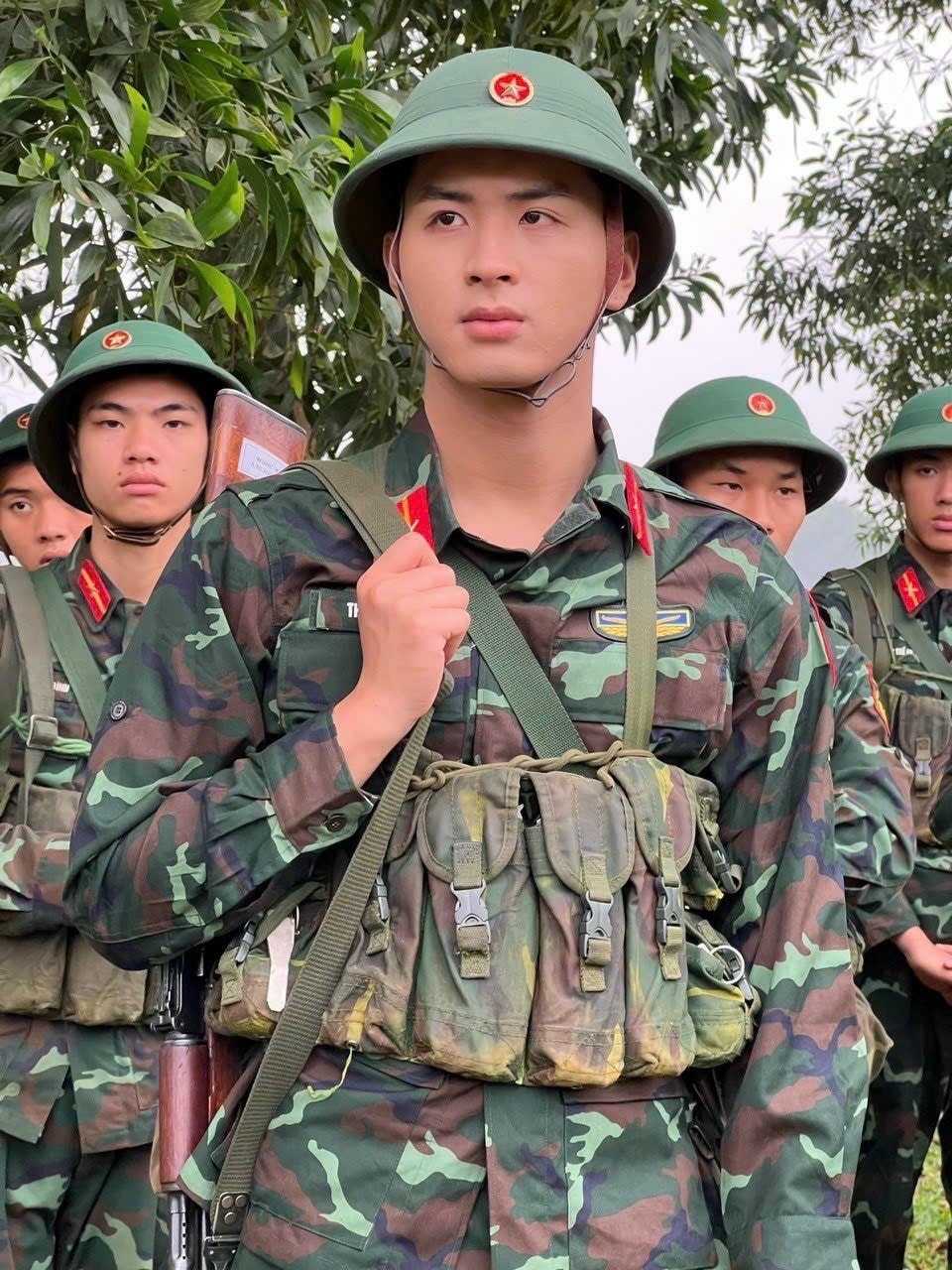 Điều không thể ngờ về diễn viên 'nam thần' đang gây tranh cãi trong 'Gió ngang khoảng trời xanh'- Ảnh 3.