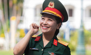 Nữ NSND mang hàm Đại tá, có bằng tiến sĩ, hiện là Giám đốc nhà hát