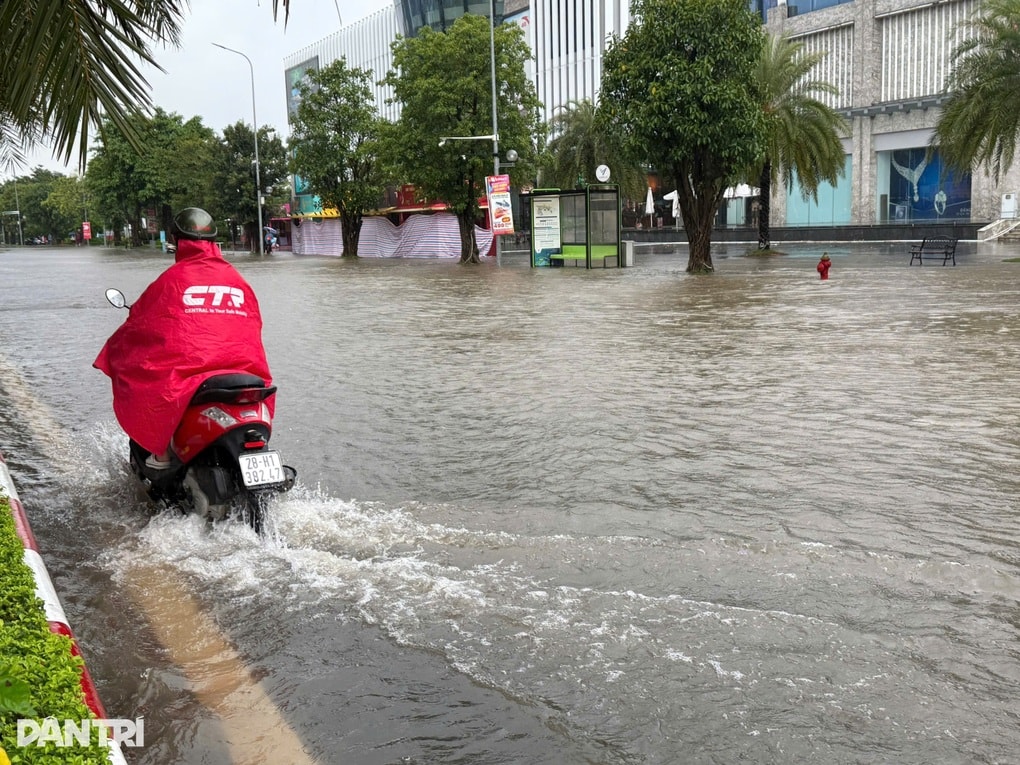 Ám ảnh cảnh dắt xe lội nước, đội mưa, dân công sở Hà Nội nghỉ làm hàng loạt - 1