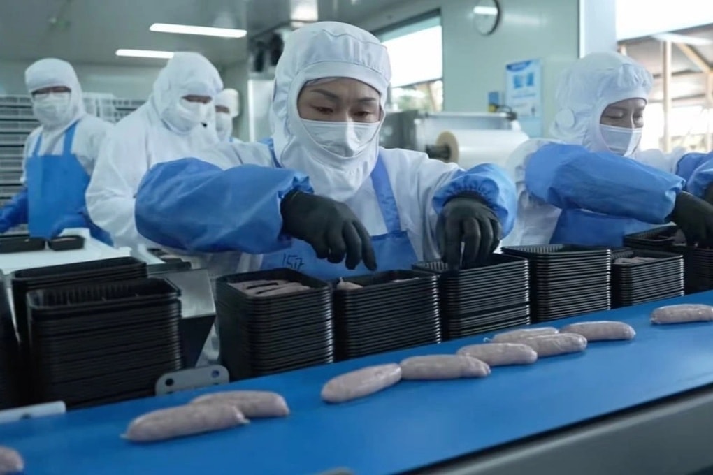 Trắng tay sau phá sản, doanh nhân gây dựng lại từ quầy xúc xích nướng - 2