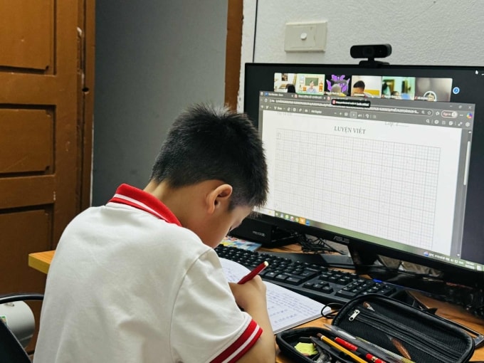 Con trai chị Bích Ngọc học online, sáng 7/10. Ảnh gia đình cung cấp