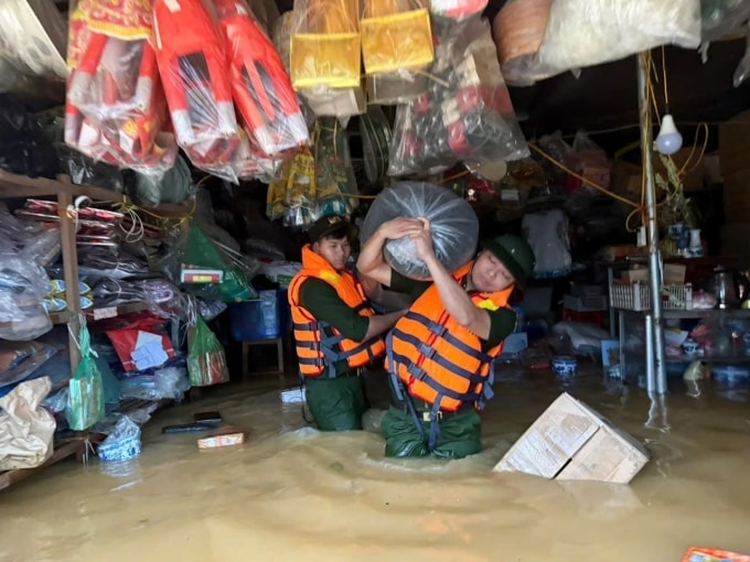 Cán bộ cảnh sát Phòng cháy, chữa cháy và cứu nạn, cứu hộ hỗ trợ di chuyển tài sản cho nhân dân tại TP Thái Nguyên, sáng 7/10. Ảnh: Công an tỉnh Thái Nguyên