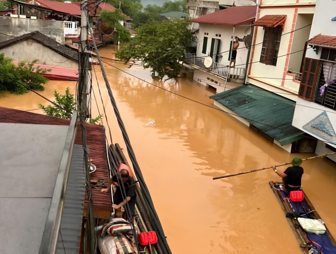 Người dân trong lũ tại đường Thanh Niên, tổ 4, xã Thất Khê lúc 17h ngày 7/10. Ảnh: Đinh Thùy Linh