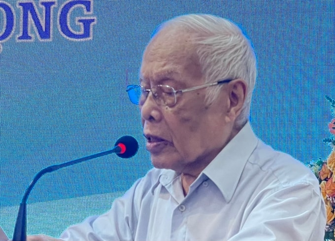 Giáo sư Phong Lê đọc tham luận tại sự kiện. Ảnh: Phương Linh