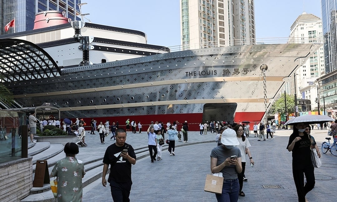 Bên ngoài cửa hàng mới của Louis Vuitton tại Thượng Hải. Ảnh: Reuters
