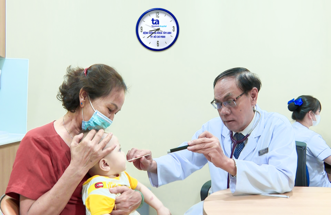 PGS.TS.BS Vũ Huy Trụ khám bệnh hô hấp cho trẻ tại Khoa Nhi Bệnh viện Đa khoa Tâm Anh TP HCM. Ảnh: Đình Lâm