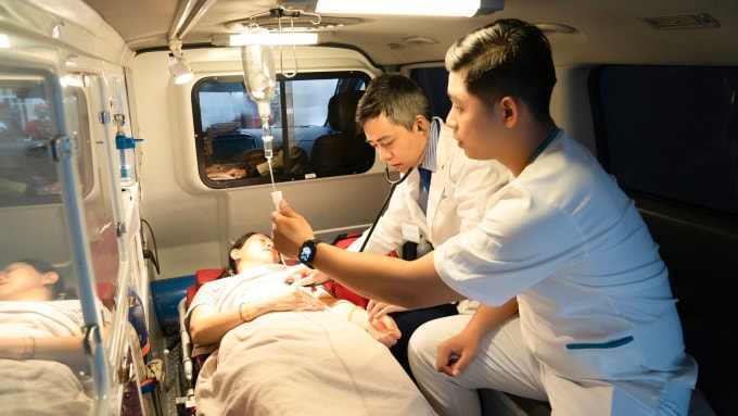 Các bác sĩ Khoa Cấp cứu, bệnh viện Hoàn Mỹ Sài Gòn thăm khám bệnh nhân. Ảnh: Bệnh viện cung cấp