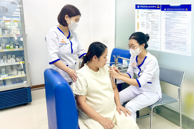 Một thai phụ tiêm vaccine RSV phòng viêm phổi, viêm tiểu phế quản gây ra triệu chứng khò khè cho con tại Trung tâm tiêm chủng VNVC Hà Nam, phường Phủ Lý, Ninh Bình. Ảnh: Mộc Thảo