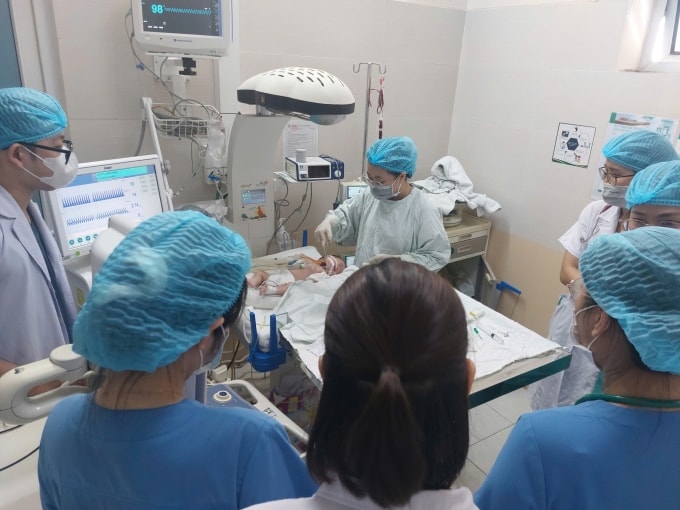 Bệnh nhi 31 ngày tuổi, sinh non 36 tuần mắc RSV gây thở khò khè kéo dài, suy hô hấp nặng, điều trị tại Bệnh viện Đa khoa Đức Giang, ngày 24/9. Ảnh: Bệnh viện Đa khoa Đức Giang