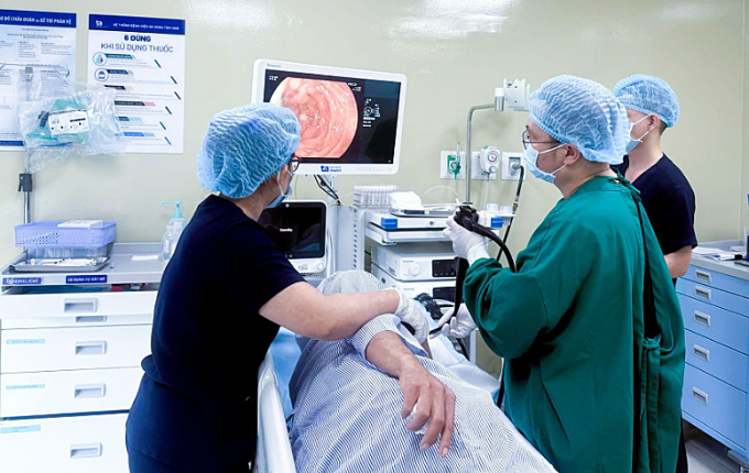 Bác sĩ Khánh nội soi dạ dày kẹp cầm máu cho bà Vân. Ảnh: Bệnh viện Đa khoa tâm Anh