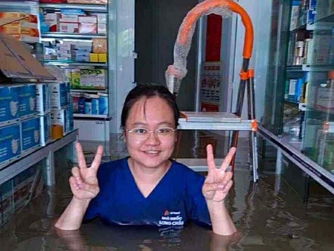 Nhà thuốc Long Châu bị ngập sâu. Ảnh: Nhà thuốc cung cấp