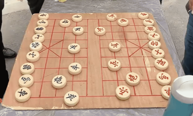 Một ván đấu cờ tướng vỉa hè.