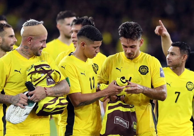 Rodrigo Holgado, Imanol Machuca, Gabriel Palmero (từ trái sang), thuộc bảy cầu thủ Malaysia bị FIFA xử phạt, sau trận thắng Việt Nam 4-0 ở lượt hai bảng F vòng loại cuối Asian Cup 2027, trên sân Bukit Jalil, Malaysia ngày 10/6/2025. Ảnh: Malaysia NT