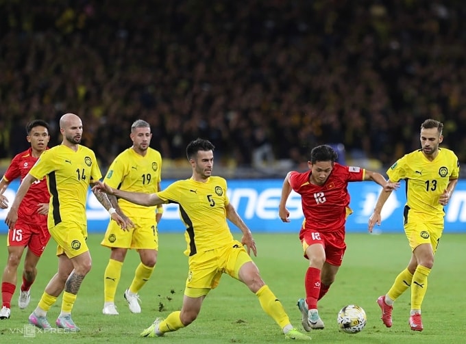 Jon Irazabal (số 5), Rodrigo Holgado (19), Joao Figueireido (14) và Hector Hevel (13) trong trận Malaysia thắng Việt Nam (áo đỏ) 4-0 ở lượt hai bảng F vòng loại cuối Asian Cup 2027, trên sân Bukit Jalil, Malaysia ngày 10/6/2025. Ảnh: Hai Tư