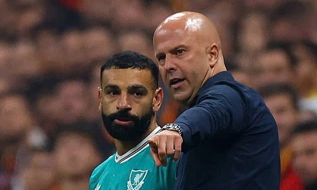 HLV Arne Slot và Mohamed Salah trong trận Liverpool thua Galatasaray ở lượt hai Champions League trên sân RAMS, thành phố Istanbul, Thổ Nhĩ Kỳ tối 30/9/2025. Ảnh: Reuters