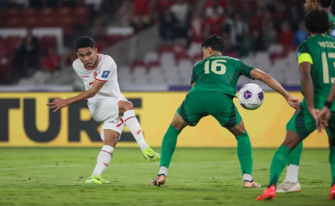 Marselino Ferdinan (áo trắng) mở tỷ số cho Indonesia trong trận thắng Arab Saudi 2-0, ở lượt sáu bảng C vòng loại ba World Cup 2026 - khu vực châu Á. Ảnh: Bola