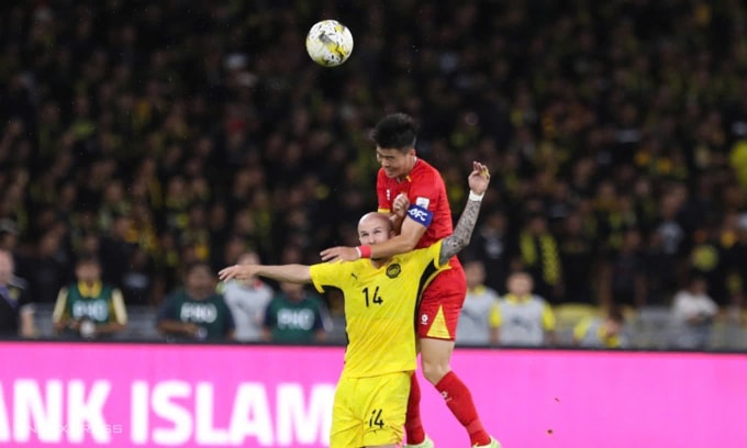 Duy Mạnh tranh bóng bổng với Figueireido trong trận Malaysia thắng Việt Nam 4-0 ở lượt hai bảng F vòng loại cuối Asian Cup 2027, trên sân Bukit Jalil, thành phố Kuala Lumpur, Malaysia ngày 10/6/2025. Ảnh: Hai Tư