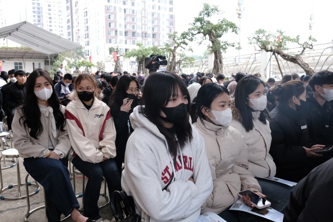 Thanh niên nghe tư vấn về việc làm tại Bắc Ninh đầu năm 2025. Ảnh: Gia Đoàn