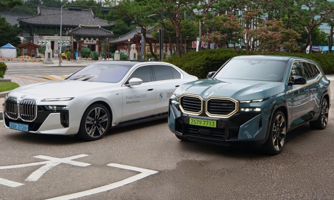 BMW i7 xDrive50 (trái) và XM tại Hàn Quốc.