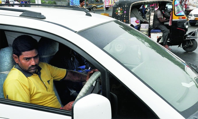 Một tài xế Ấn Độ không thắt dây an toàn khi lái xe. Ảnh: Telegraph India
