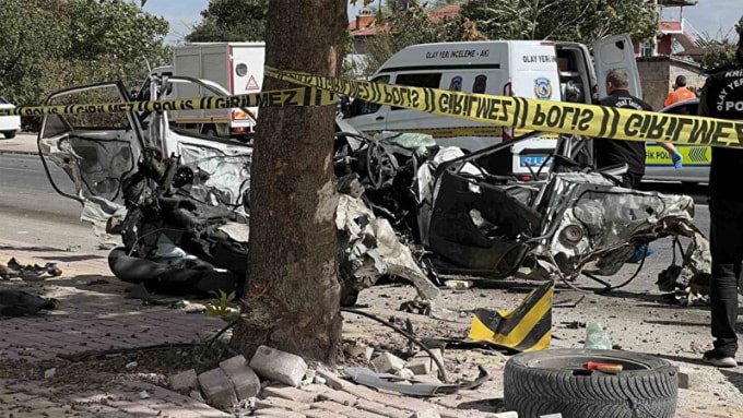 Ôtô dừng đèn đỏ bị xe khác đâm vỡ tan, một người thiệt mạng